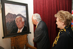 Helmut und Bella Kopp betrachten das Porträt.