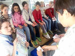 Die Schüler untersuchten Euroscheine.